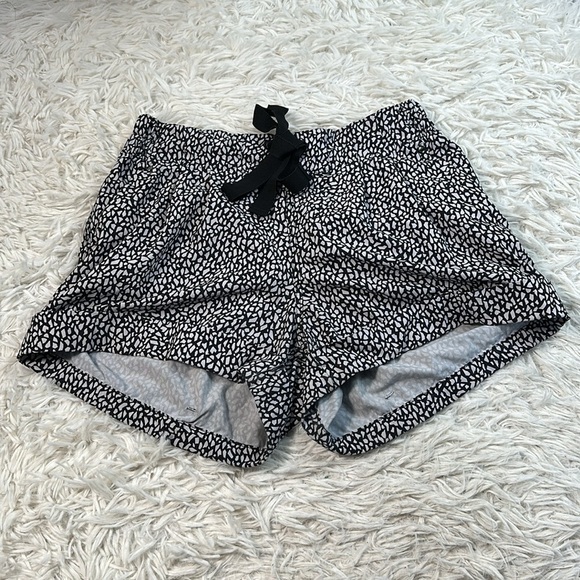 Lululemon Spring Break Away Short Miss Mosaic Black - Picture 1 of 7